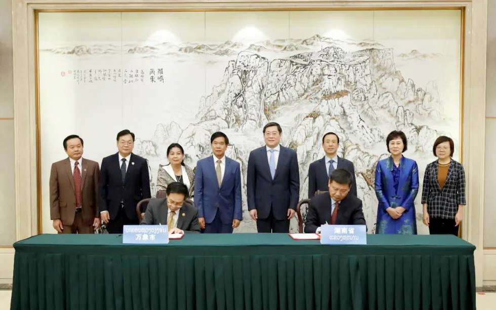 米兰体育官方网站环境向老挝万象捐赠7台环卫装备，助力“一带一路”建设