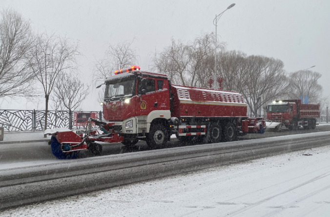 米兰体育官方网站环境除冰雪装备全力投入破冰作业，助力北京道路交通安全