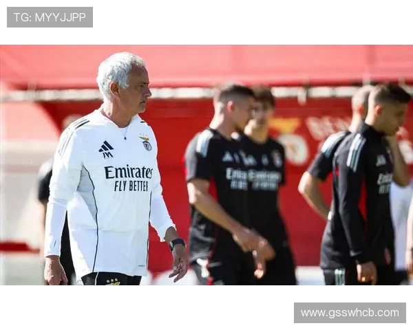 穆里尼奥战术灵活性再显威力，球队表现稳健迎接新挑战