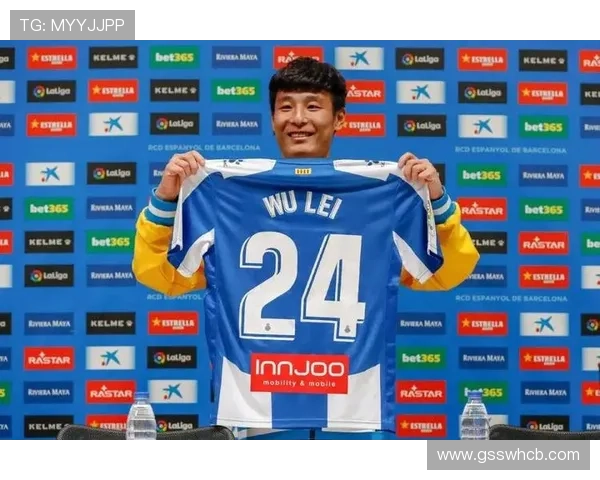 武磊家冰箱里塞满能量饮料，邻居说他半夜还在练颠球