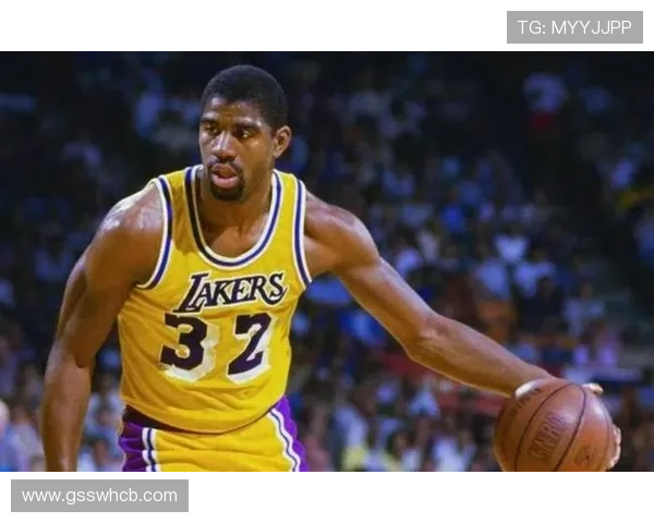 贾巴尔无球走位拉开空间，改变湖人进攻结构